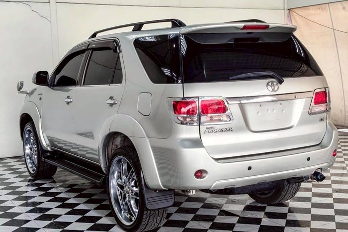 TOYOTA 4WD 2005 2.7V AT FORTUNER SILVER  151 full