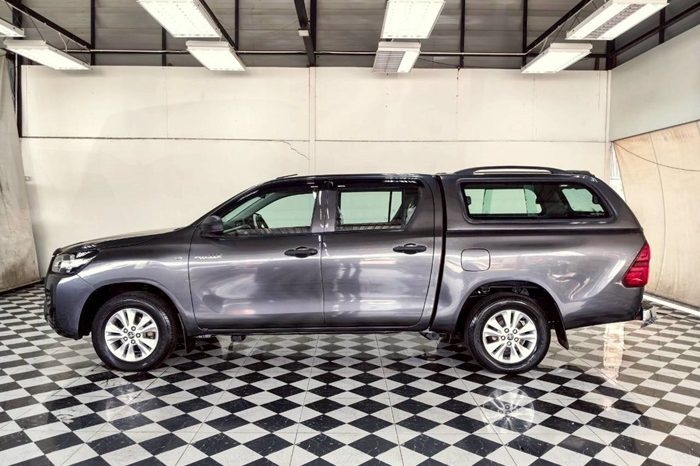 REVO 2WD 2020 2.4 MID AT DOUBLE CAB DARK GREY  2577 full