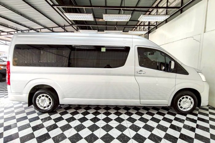 TOYOTA 2020 2WD 2.8 MT COMMUTER SILVER  1371 full