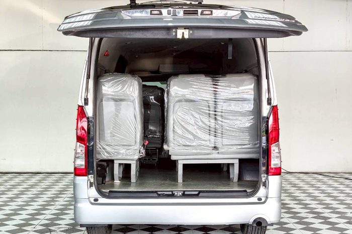 TOYOTA 2020 2WD 2.8 MT COMMUTER SILVER  1371 full