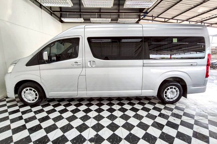 TOYOTA 2020 2WD 2.8 MT COMMUTER SILVER  1371 full