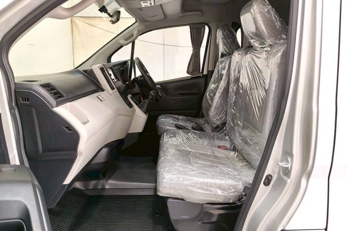 TOYOTA 2020 2WD 2.8 MT COMMUTER SILVER  1371 full