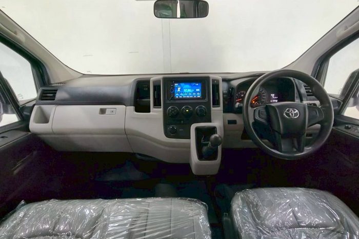 TOYOTA 2020 2WD 2.8 MT COMMUTER SILVER  1371 full