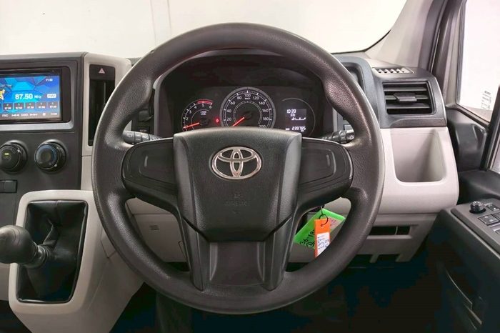 TOYOTA 2020 2WD 2.8 MT COMMUTER SILVER  1371 full