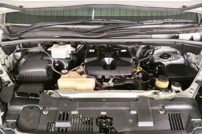 TOYOTA 2020 2WD 2.8 MT COMMUTER SILVER  1371 full