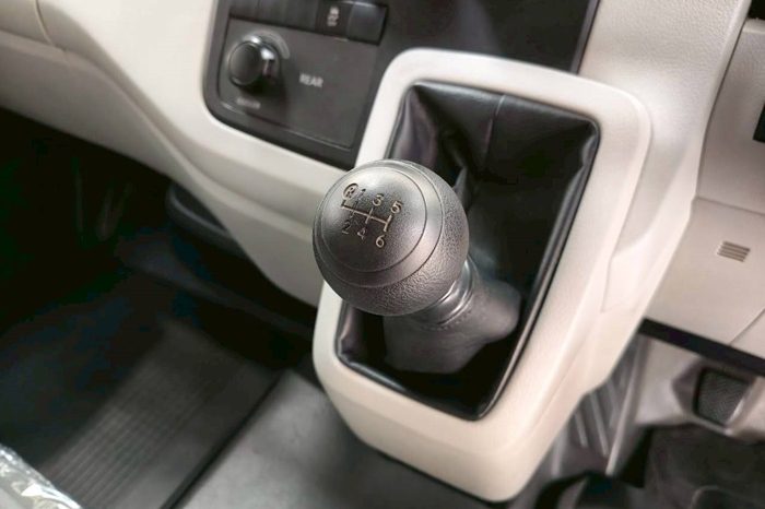 TOYOTA 2020 2WD 2.8 MT COMMUTER SILVER  1371 full