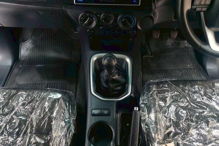 REVO 2WD 2018 2.4E MT DOUBLE CAB WHITE  4010 full