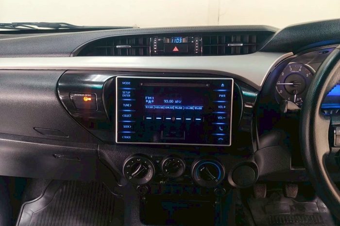 REVO 2WD 2018 2.4E MT DOUBLE CAB WHITE  4010 full