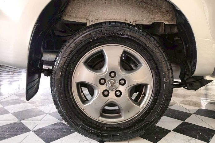 VIGO 2WD 2014 2.7E MT DOUBLE CAB SILVER  4177 full