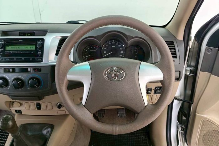 VIGO 2WD 2014 2.7E MT DOUBLE CAB SILVER  4177 full