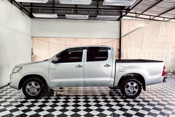 VIGO 2WD 2014 2.7E MT DOUBLE CAB SILVER  4177 full