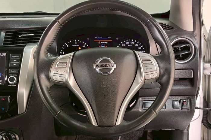 NISSAN 2020 4WD 2.5 AT DOUBLE CAB SILVER  4313 full