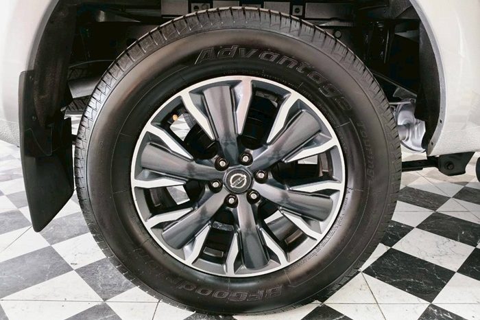 NISSAN 2020 4WD 2.5 AT DOUBLE CAB SILVER  4313 full