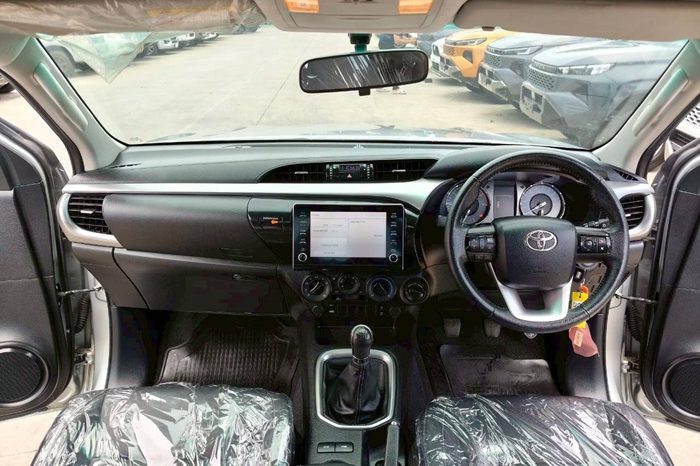 REVO 4WD 2022 2.4MID MT SMART CAB SILVER  436 full
