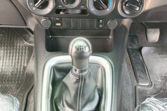 REVO 4WD 2022 2.4MID MT SMART CAB SILVER  436 full