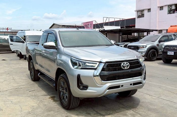 REVO 4WD 2022 2.4MID MT SMART CAB SILVER  436 full