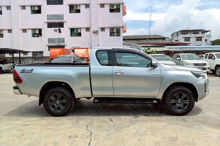 REVO 4WD 2022 2.4MID MT SMART CAB SILVER  436 full