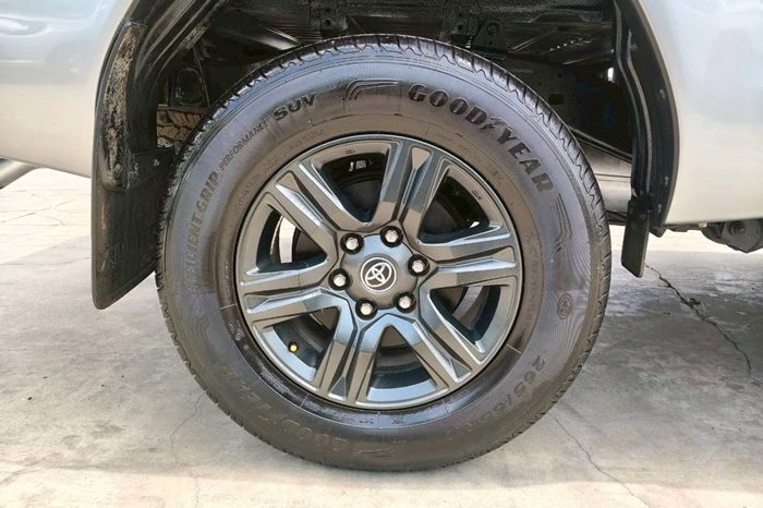 REVO 4WD 2022 2.4MID MT SMART CAB SILVER  436 full