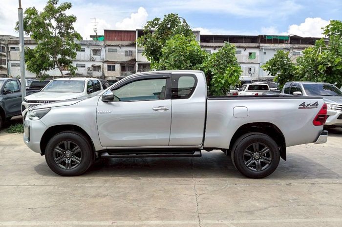 REVO 4WD 2022 2.4MID MT SMART CAB SILVER  436 full