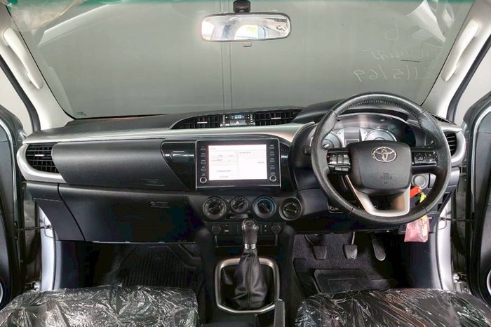 REVO 4WD 2022 2.4MID MT SMART CAB SILVER  436 full