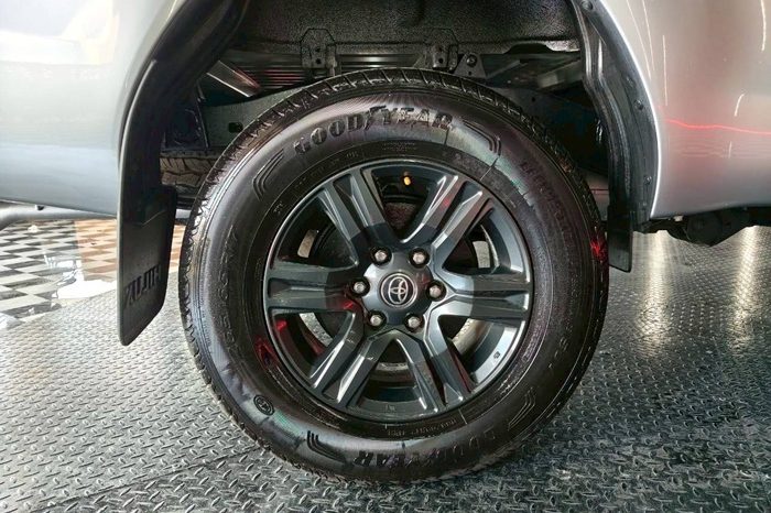 REVO 4WD 2022 2.4MID MT SMART CAB SILVER  436 full