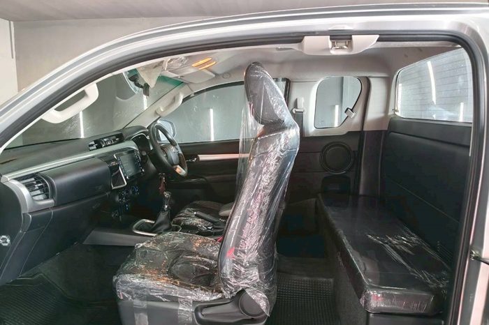 REVO 4WD 2022 2.4MID MT SMART CAB SILVER  436 full