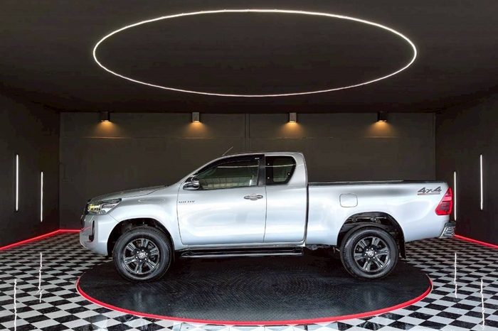 REVO 4WD 2022 2.4MID MT SMART CAB SILVER  436 full