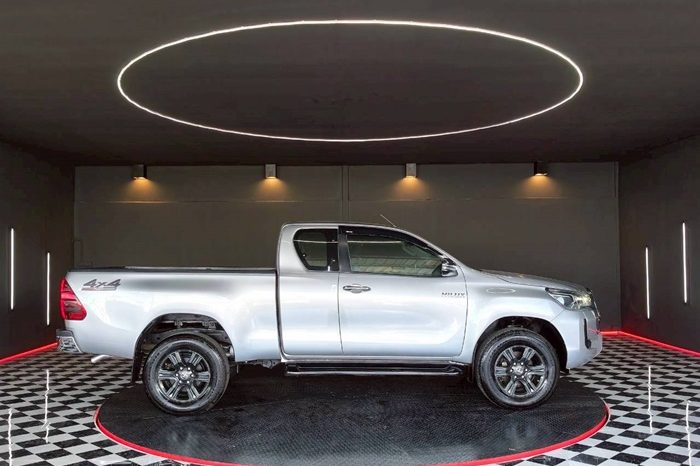 REVO 4WD 2022 2.4MID MT SMART CAB SILVER  436 full