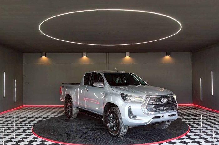 REVO 4WD 2022 2.4MID MT SMART CAB SILVER  436 full
