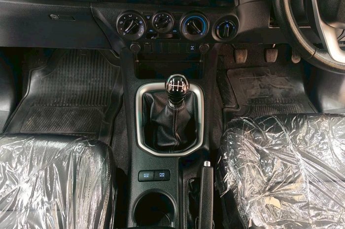 REVO 4WD 2019 2.4E MT SMART CAB WHITE  4903 full