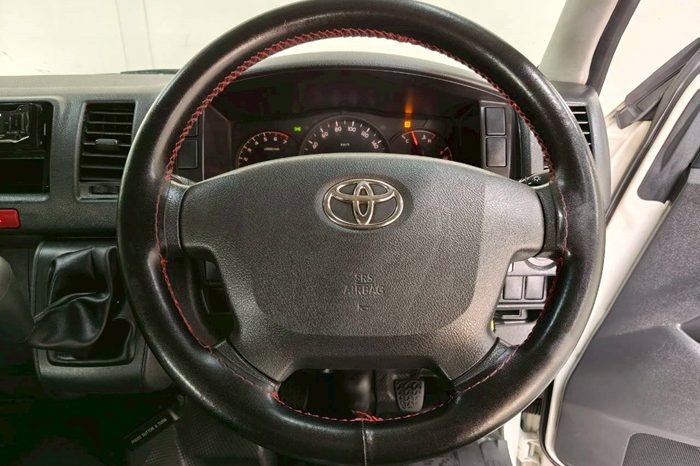 TOYOTA 2WD 2019 2.7 MT COMMUTER WHITE  4922 full