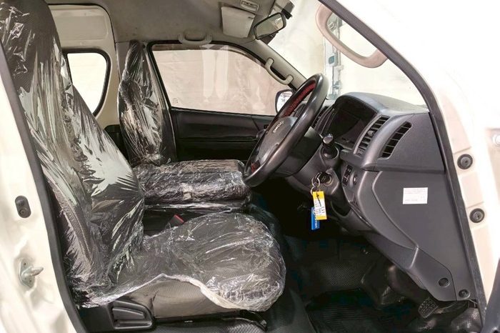 TOYOTA 2WD 2019 2.7 MT COMMUTER WHITE  4922 full