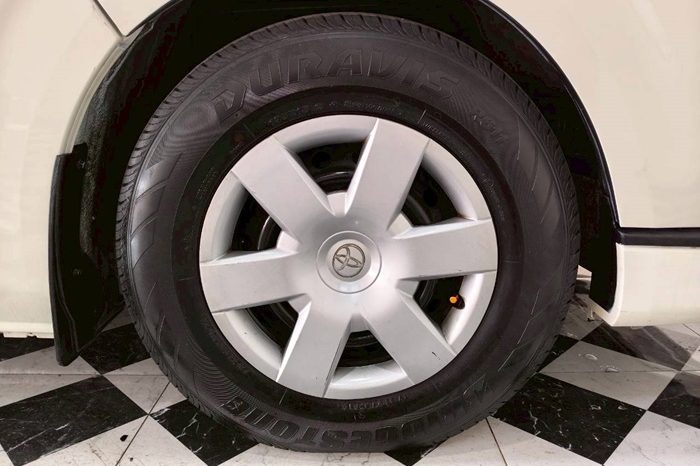 TOYOTA 2WD 2019 2.7 MT COMMUTER WHITE  4922 full