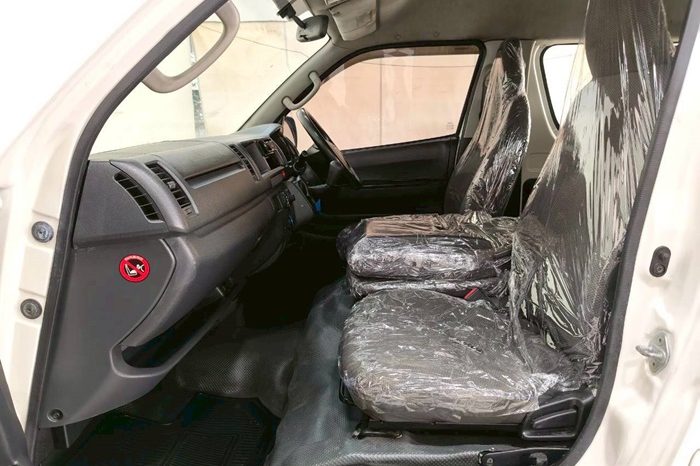 TOYOTA 2WD 2019 2.7 MT COMMUTER WHITE  4922 full