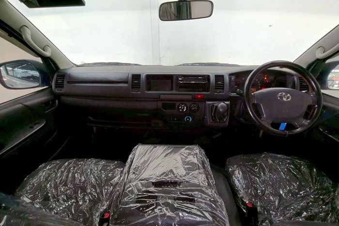 TOYOTA 2WD 2019 2.7 MT COMMUTER WHITE  4922 full