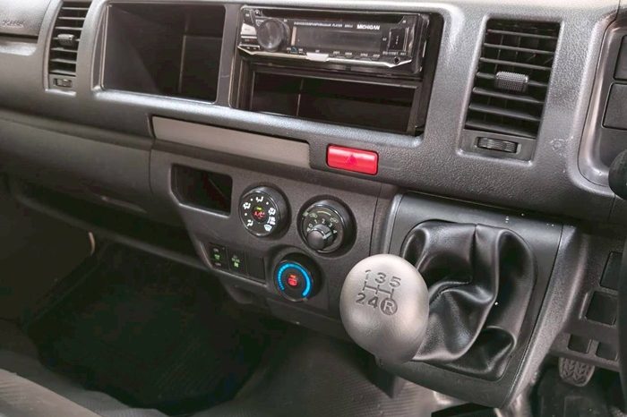 TOYOTA 2WD 2019 2.7 MT COMMUTER WHITE  4922 full