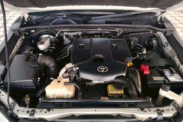 REVO PRE 2019 2.4E AT DOUBLE CAB SILVER  5717 full