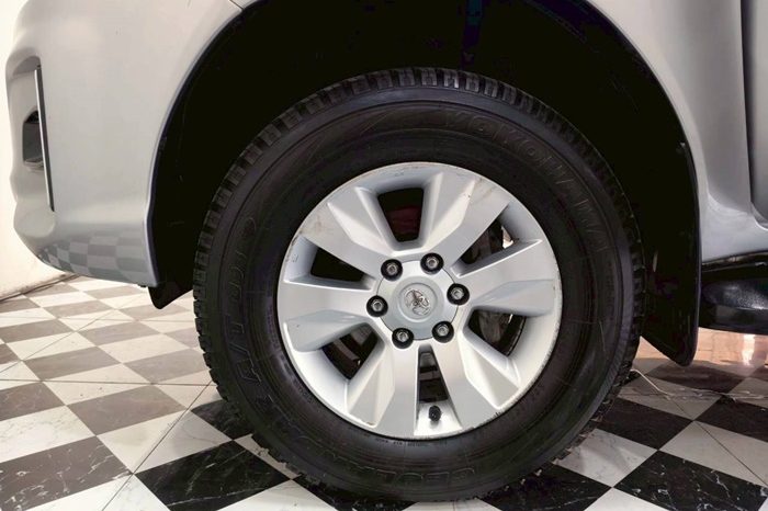 REVO PRE 2019 2.4E AT DOUBLE CAB SILVER  5717 full
