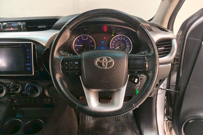 REVO PRE 2019 2.4E AT DOUBLE CAB SILVER  5717 full