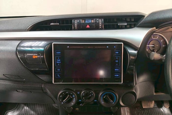 REVO PRE 2019 2.4E AT DOUBLE CAB SILVER  5717 full