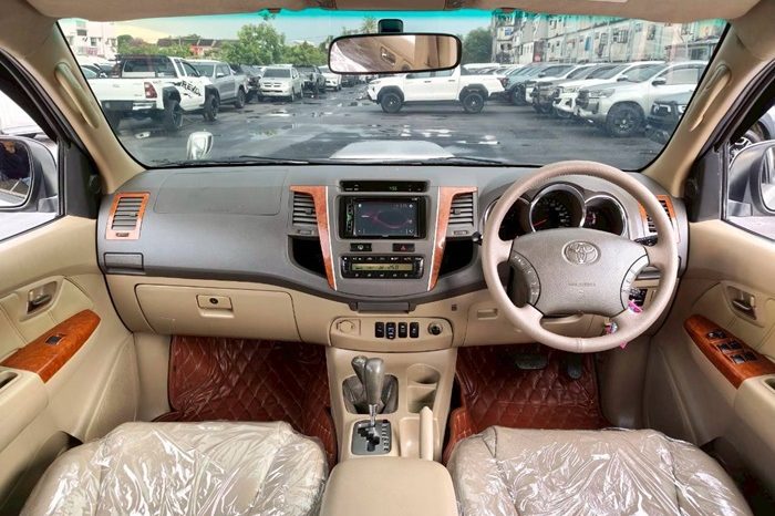 TOYOTA 4WD 2010 3.0V AT FORTUNER SILVER  6765 full
