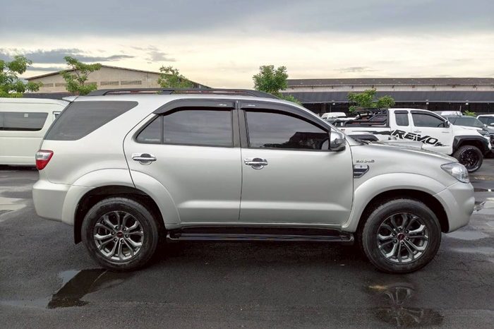 TOYOTA 4WD 2010 3.0V AT FORTUNER SILVER  6765 full