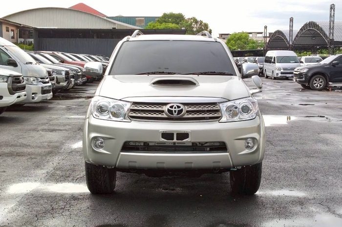 TOYOTA 4WD 2010 3.0V AT FORTUNER SILVER  6765 full
