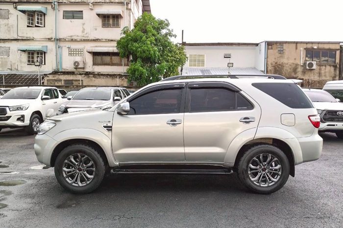 TOYOTA 4WD 2010 3.0V AT FORTUNER SILVER  6765 full