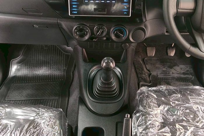 REVO 2WD 2018 2.4E MT SMART CAB WHITE  7098 full