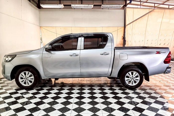 REVO 2WD 2021 2.4 MID MT DOUBLE CAB SILVER  7613 full