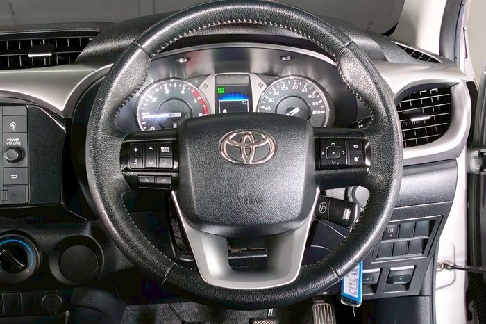 REVO 2WD 2021 2.4 MID MT DOUBLE CAB SILVER  7613 full