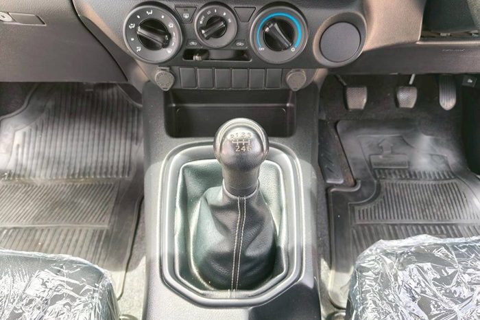 REVO 2WD 2022 2.4 ENTRY MT SMART CAB WHITE  7730 full
