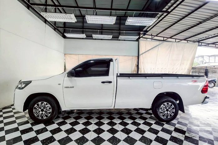 REVO 2WD 2022 2.4 ENTRY MT STANDARD WHITE  8271 full