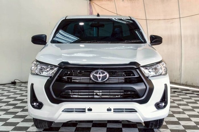 REVO 2WD 2022 2.4 ENTRY MT STANDARD WHITE  8271 full